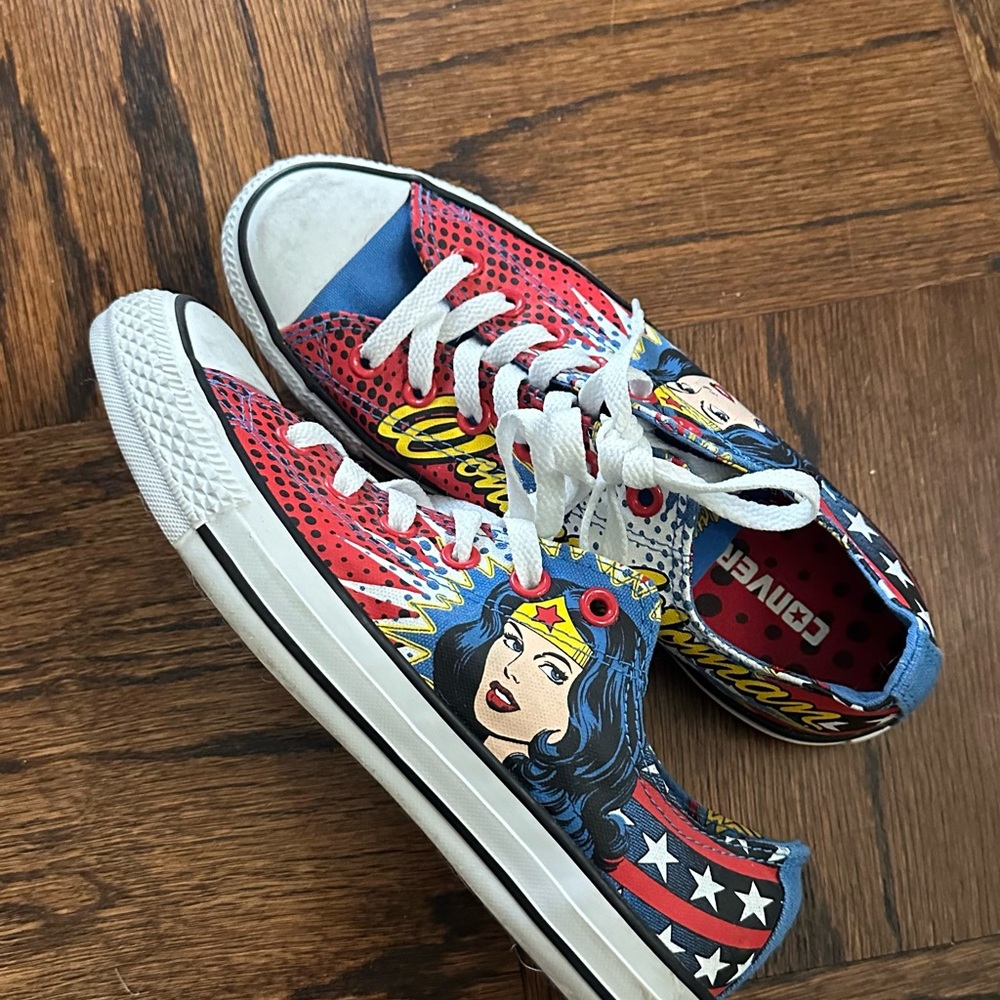 Converse Women's Wonder Woman sneakers size 8